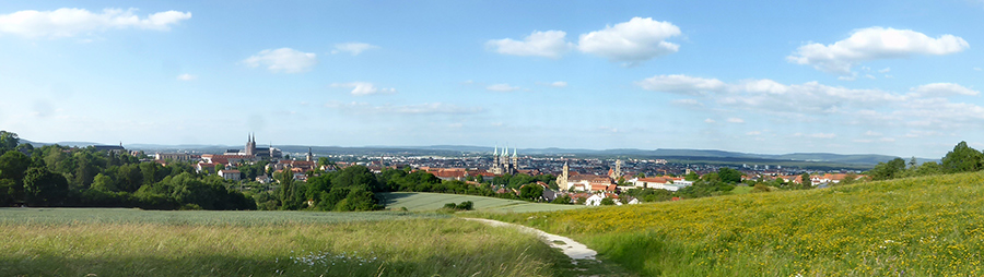 Blick auf Bamberg vom Fuß des Altenburgbergs, dem sogenannten Dominikanerfeld aus mit der charakteristischen Kirchensilhouette der Bergstadt. In Bildmitte der Dom.